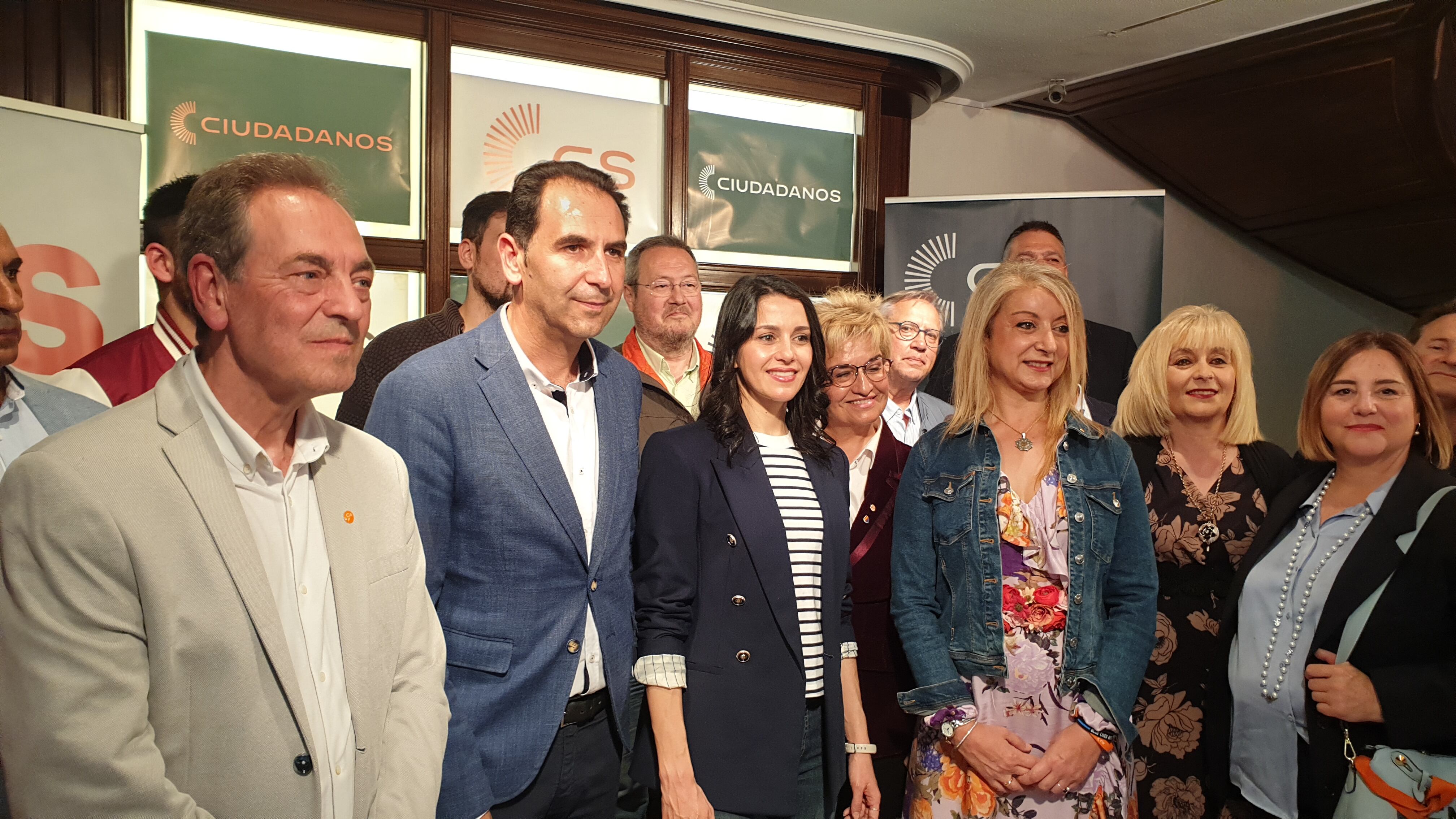 Inés Arrimadas en su visita a Palencia junto a miembros de la candidatura de Ciudadanos