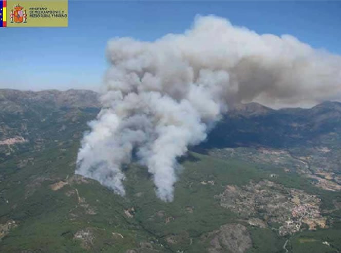 Una vez recibida la llamada del operativo contra incendios forestales de la Junta de Castilla y León, el Ministerio de Medio Ambiente y Medio Rural y Marino ha movilizado el avión de vigilancia ACO cuya base se encuentra en La Iglesuela. A las 14:49  del 28 de julio de tomó esta imagen donde se puede ver que en los alrededores del monasterio de San Pedro de Alcántara, próximo a la población de Arenas de San Pedro, se producen dos focos que parecen simultáneos en el tiempo y que avanzan ladera arriba, provocando una columna de humo significativa.