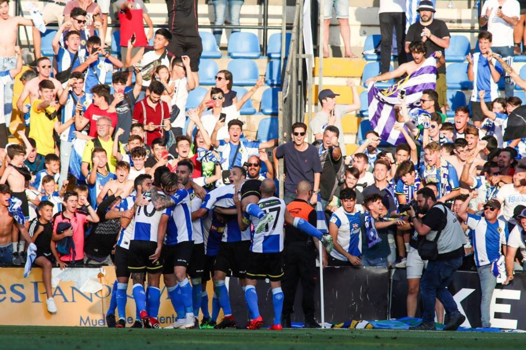 Los jugadores del Hércules celebran uno de los tres goles marcados al Logroñés