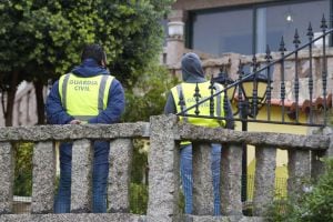 GRA140. OIA (PONTEVEDRA), 12/12/2014.- Dos guardias civiles ante la casa que fue durante años centro neurálgido de la Orden y Mandato de San Miguel Arcángel, cuyos dos supuestos líderes Feliciano Miguel Rosendo da Silva y Marta Paz fueron detenidos, duran