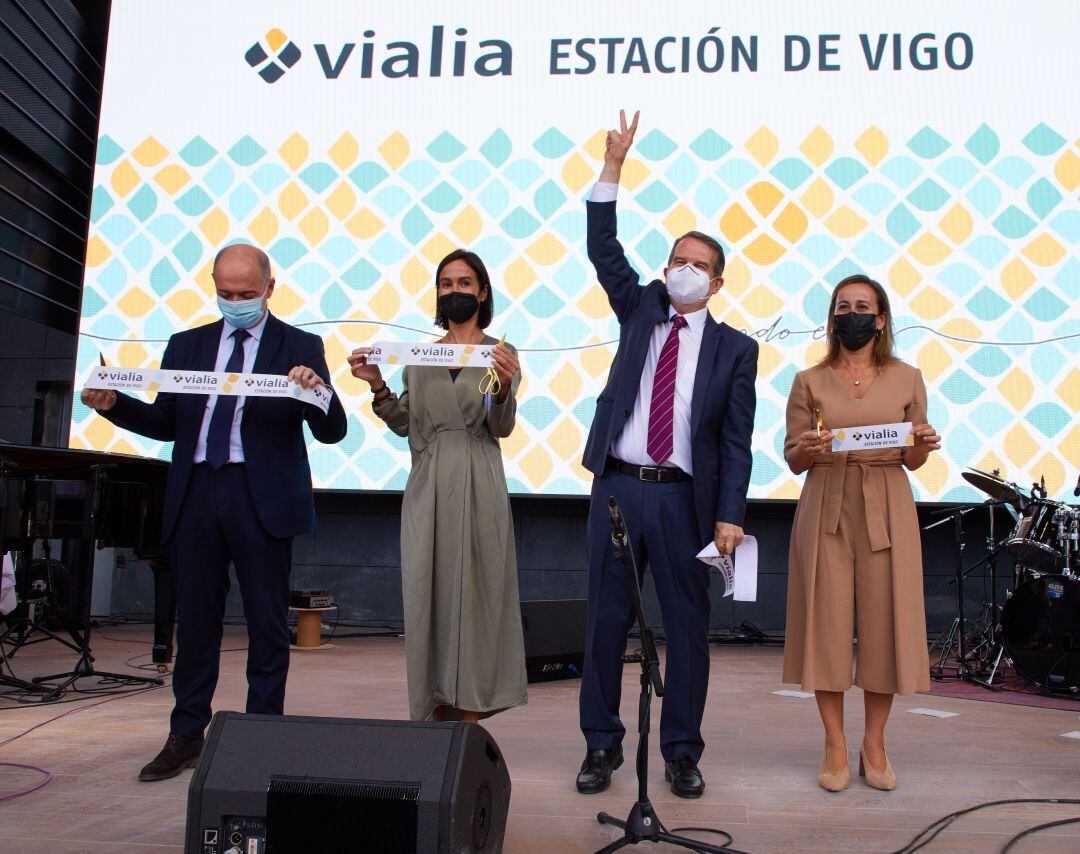 Manuel Teba, Isabel Pardo de Vera, Abel Caballero y Ethel Vázquez en la inauguración del Centro Comercial Vialia Estación de Vigo.