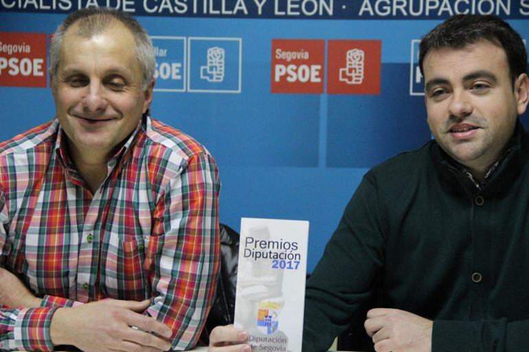 Carlos Fraile muestra junto a Ángel Hernándo el díptico de los 'Premios Diputación 2017'