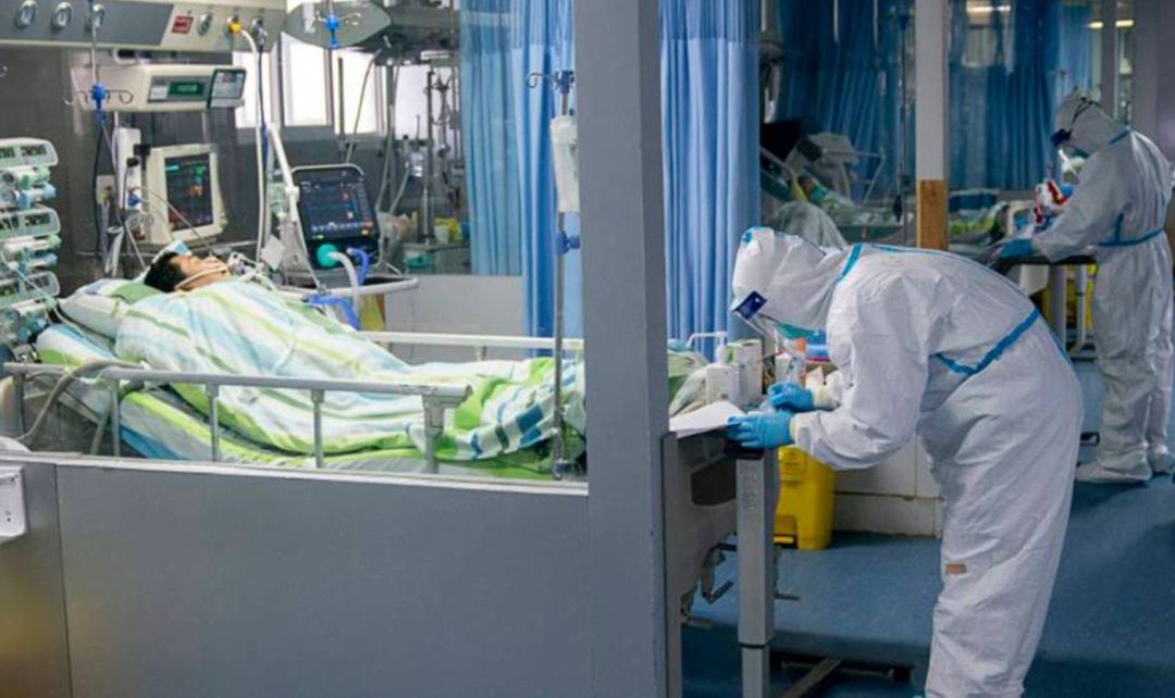 En la foto, un médico asiste a un paciente en la unidad de cuidados intensivos del hospital Zhongnan, en Wuhan.
