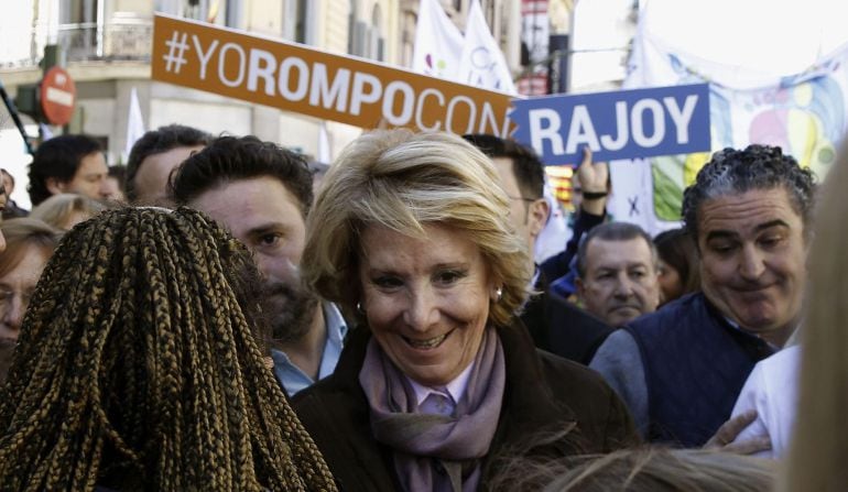 La candidata del Partido Popular a la alcaldía de Madrid, Esperanza Aguirre, durante la manifestación convocada por la Plataforma Cada Vida Importa.