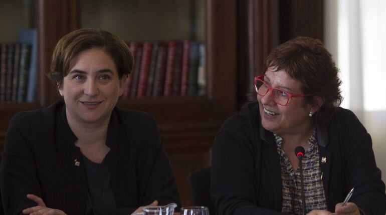 L'alcaldesa de Barcelona, Ada Colau i la consellera d'Afers Socials, Dolors Bassa