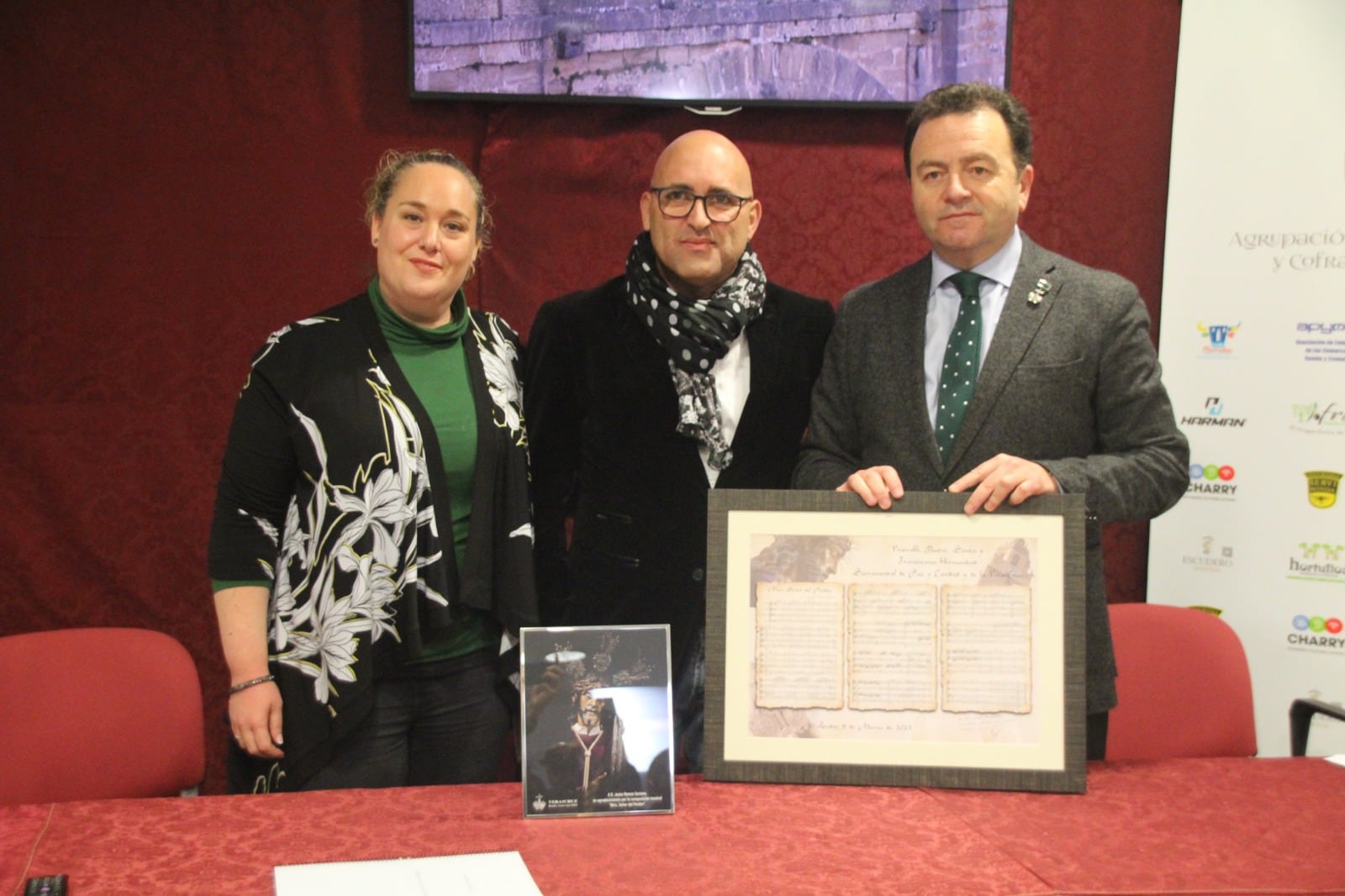 Ariadna Mateos, Jesús Ramos y Luis Candelas durante el acto de presentación de la marcha procesional