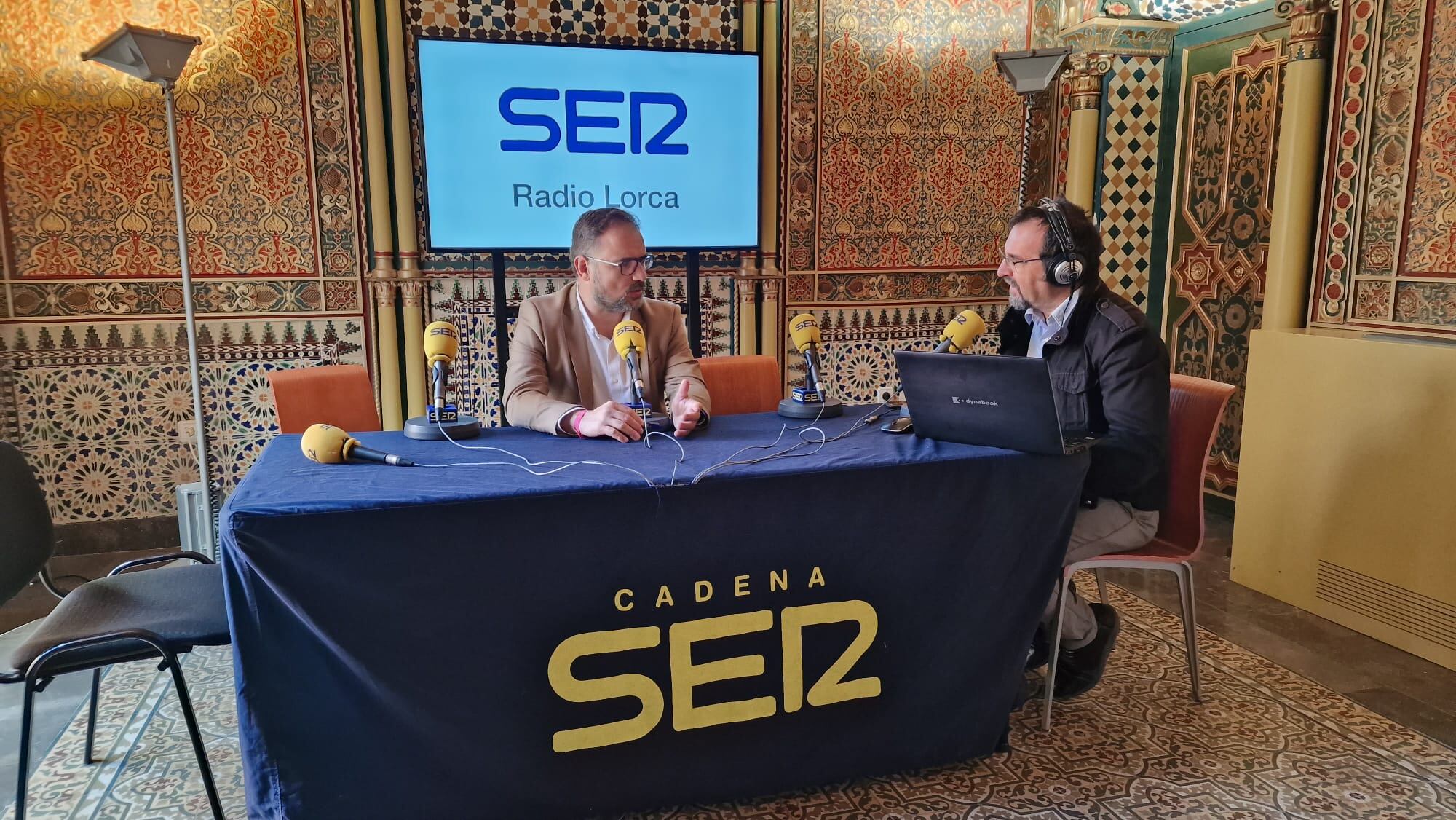 Alcalde de Lorca, Diego José Mateos con Miguel Meroño, periodista de Radio Lorca en el palacete del Huerto Ruano