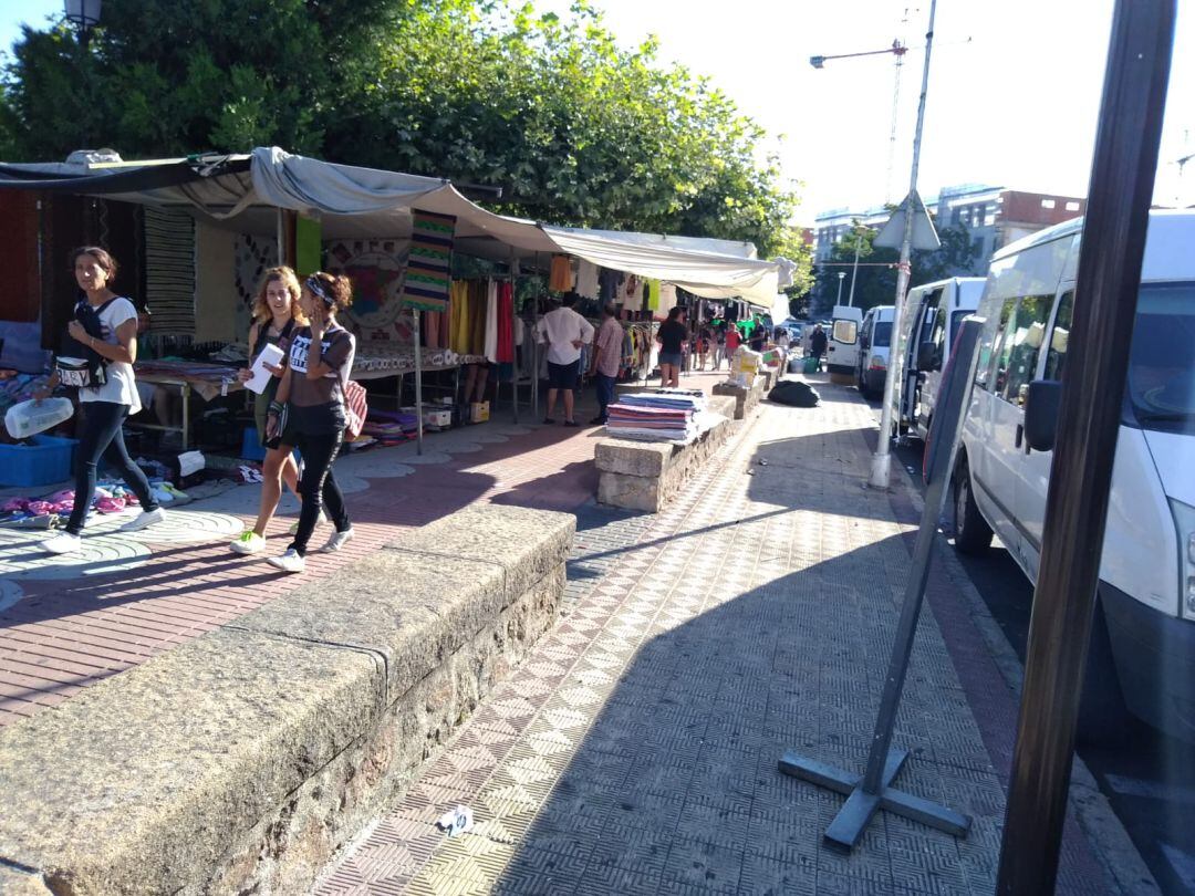 Mercadillo en su nueva ubicación en la Avenida Virgen del Puerto