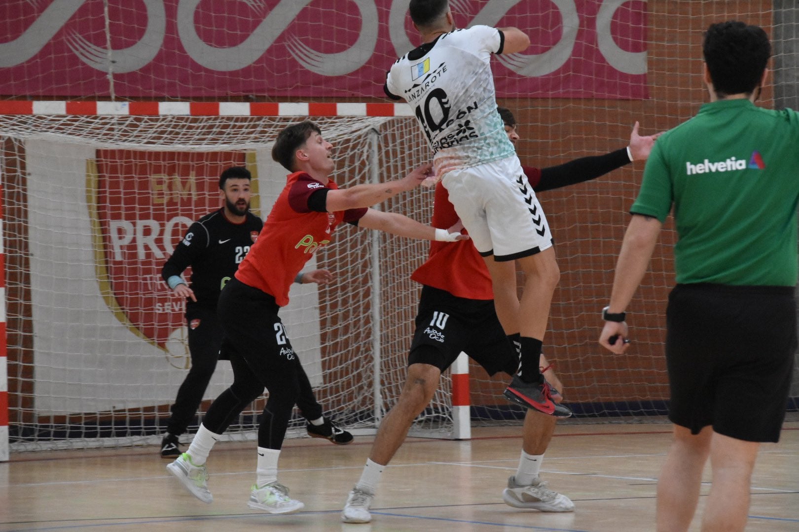 El Balonmano Lanzarote Ciudad de Arrecife se complica la permanencia.