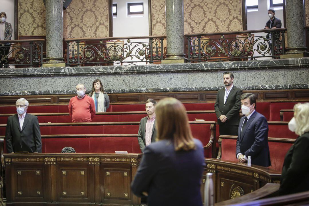 El pleno del Ayuntamiento de València ha guardado un minuto de silencio por los fallecidos a causa de la COVID-19 en la ciudad.