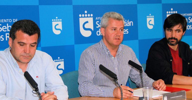 Javier Heras (Ganemos), Narciso Romero (PSOE) y Rubén Holguera (Izquierda Independiente) en una rueda de prensa del gobierno tripartito de Sanse