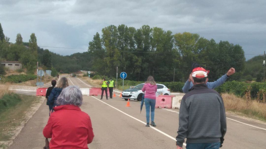 Varios vecinos de Sotillo se acercaron hasta el acceso cortado para protestar contra esta medida 