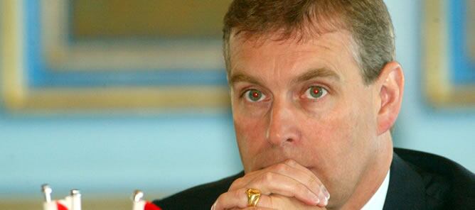 El príncipe Andrés se ha relacionado, según medios británicos, con un empresario condenado por abuso de menores, con un traficante de armas y con Saif al Islam Gadafi, hijo del dictador libio