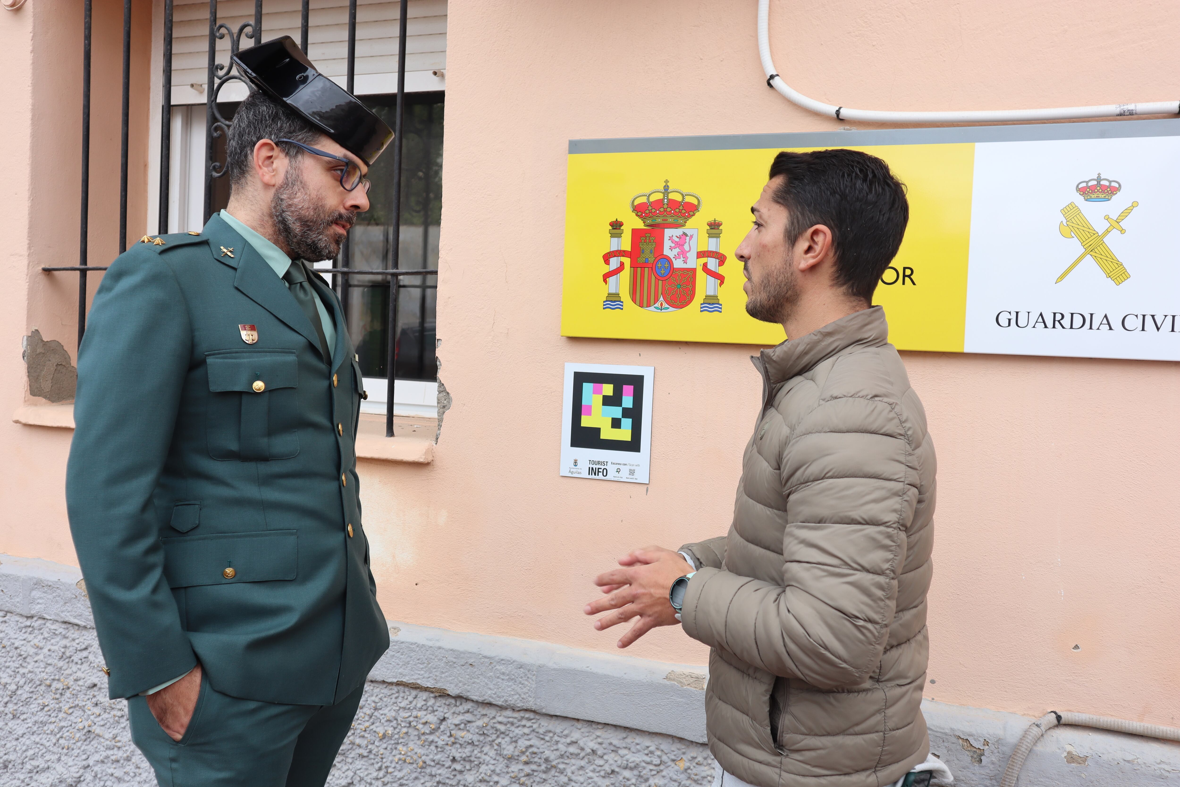 El teniente de la Guardia Civil de Águilas, Cristóbal de la Torre y el concejal de Turismo, Cristóbal Casado en las dependencias de La Benemérita