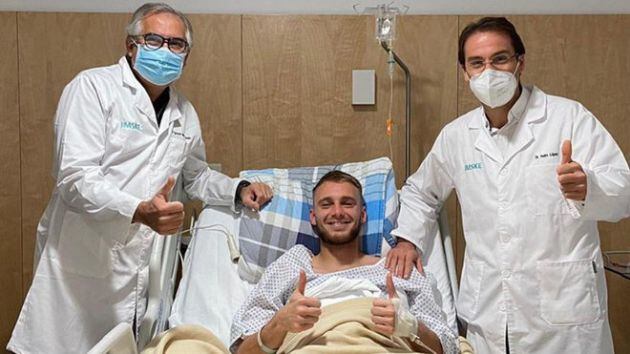 Cillessen tras ser intervenido quirurgicamente