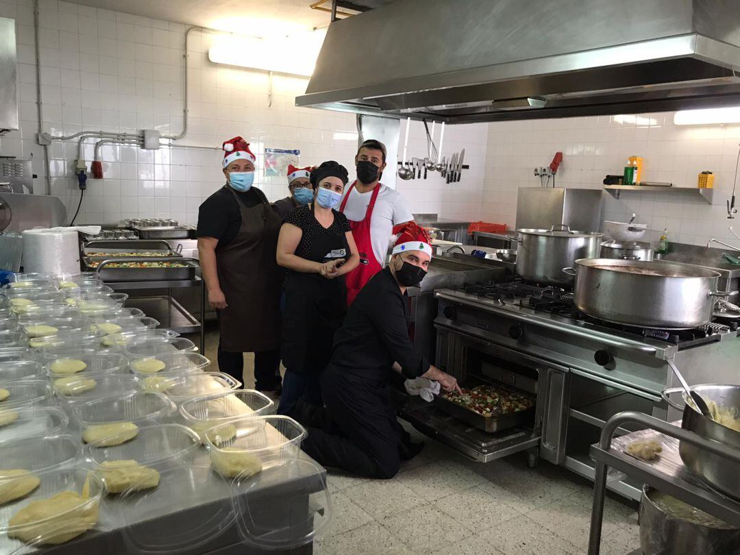 Sonia Manduca, Cristina López, Inmaculada Suárez, Elena Quagliotti, Miguel Gustavo González y Raúl Arrocha Samper han elaborado el menú especial de Navidad para entregar a los usuarios de Servicios Sociales en Haría.