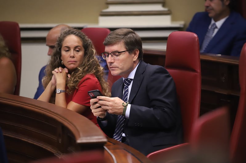 El portavoz del Grupo Parlamentario Vox, Nicasio Galván, con la diputada de Vox, Paula Jover, en un pleno del Parlamento de Canarias.