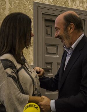 Saludo previo entre Ángels Barceló y Alfredo Pérez Rubalcaba.