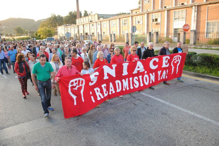 Inicio de una manifestación de la plantilla de Sniace