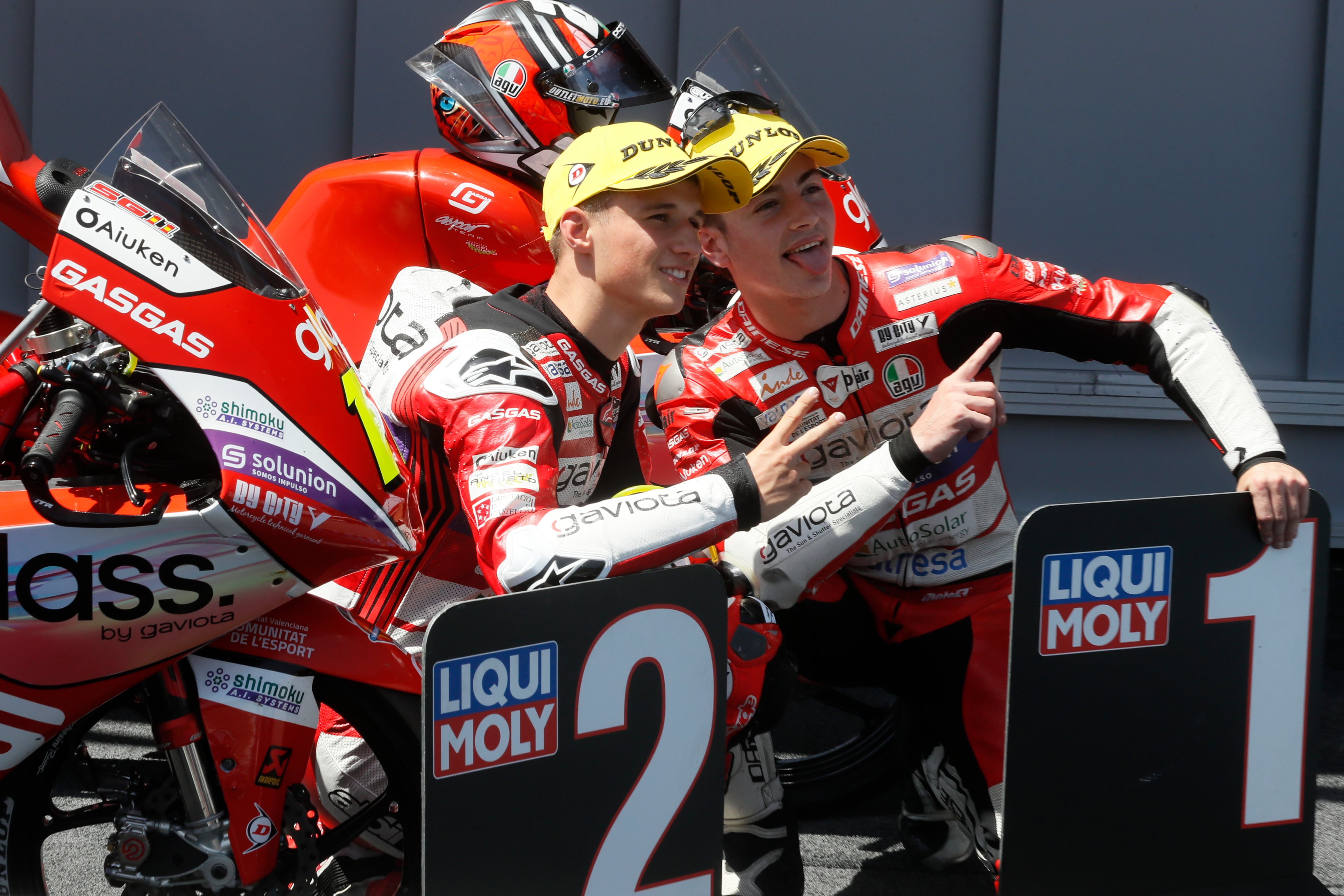 JEREZ DE LA FRONTERA (CÁDIZ), 30/04/2022.- El piloto español de Moto3 Izan Guevara (Valresa GASGAS Aspar Team)tras proclamarse primero en la clasificación junto a su compañero El piloto español de Moto3 Sergio García (Valresa GASGAS Aspar Team) segundo para el Gran Premio España de MotoGP, en el circuito &quot;Ángel Nieto&quot; de Jerez de la Frontera (Cádiz), que se celebra este fin de semana EFE/José Manuel Vidal
