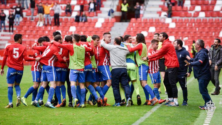 El Sporting B celebra el tercer gol contra el Arenas.