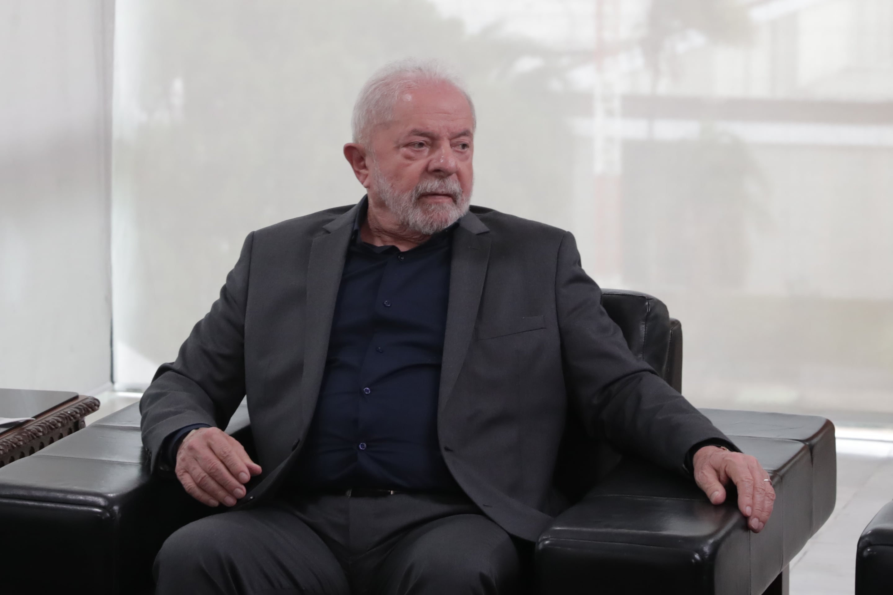 El presidente de Brasil, Luiz Inácio Lula da Silva, preside hoy una reunión con ministros de su Gabinete y miembros del Supremo Tribunal Federal, con motivo de la toma de manifestantes bolsonaristas radicales en la víspera a la Plaza de los Tres Poderes para invadir los edificios gubernamentales, en Brasilia (Brasil). Brasilia amaneció este lunes con el orden público bajo control pero con rastros de destrucción en varias áreas del centro del poder de la capital brasileña, tras el violento asalto del domingo de miles de bolsonaristas contra las sedes de los tres poderes. EFE/ André Coelho