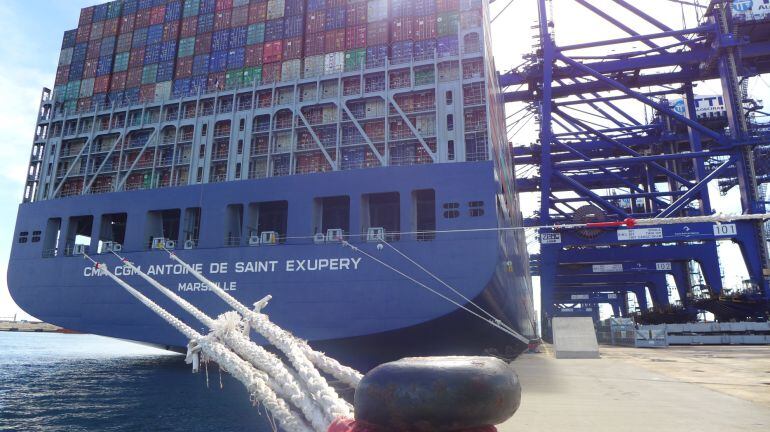 Megaship en el puerto de Algeciras