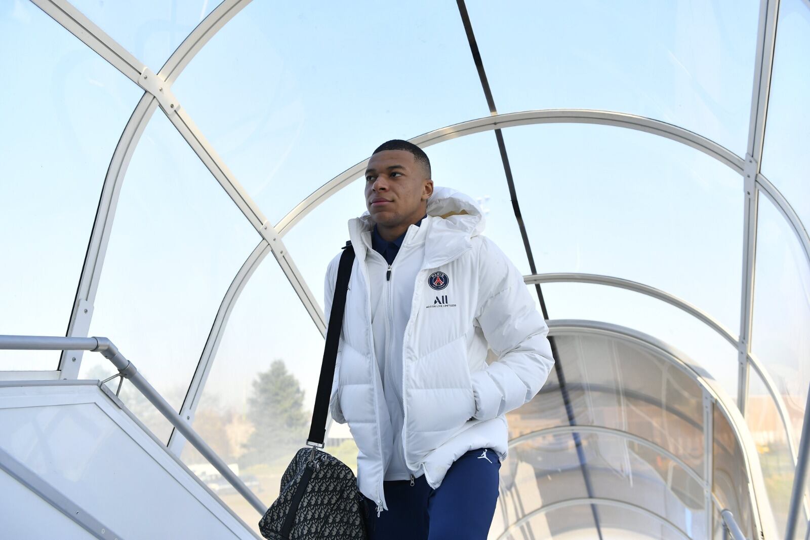 Mbappé viaja a París