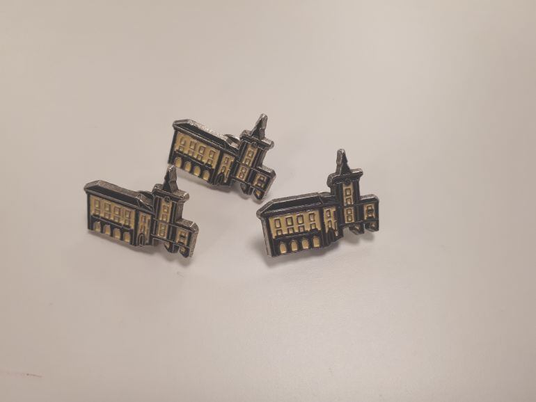 El edificio de la CAsa Consistorial protagoniza el pin de las fiestas de Aranda 2018