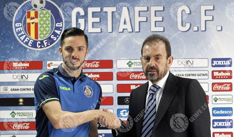 El jugador Pablo Sarabia (i) y el presidente del Getafe C.F., Angel Torres