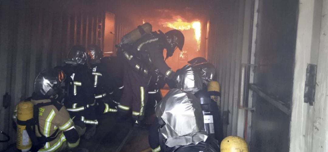 Bomberos practican el buceo en humos.