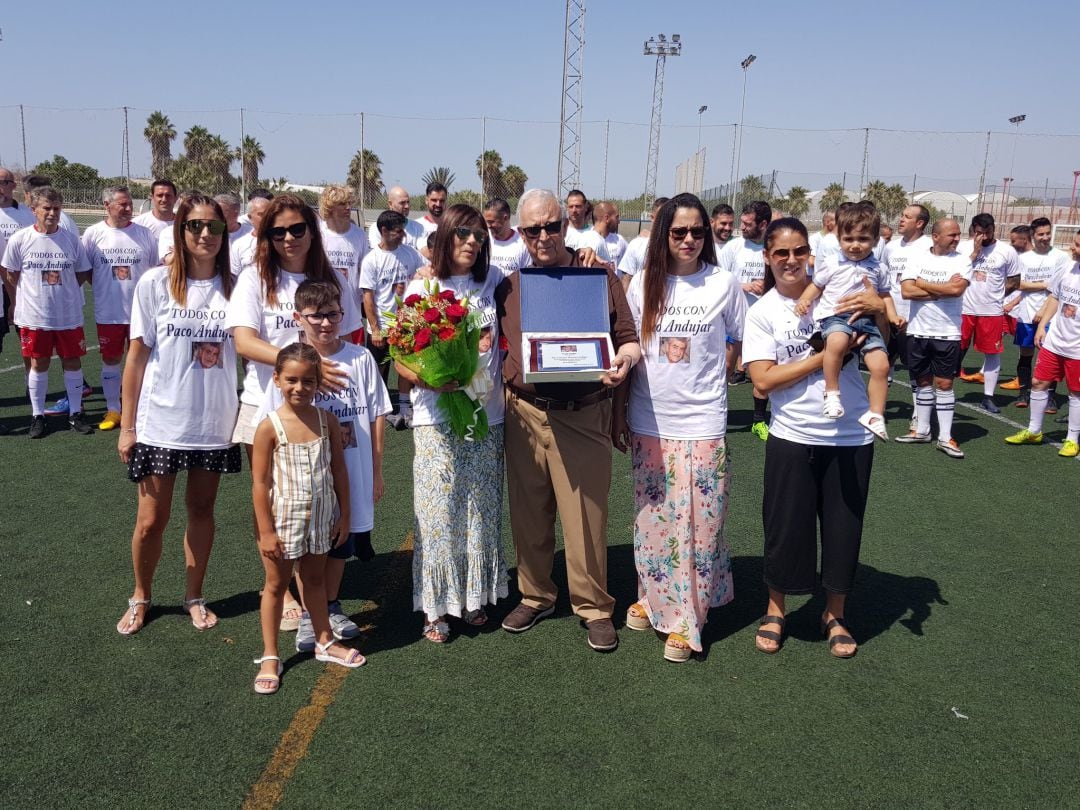 Viuda, hijas y nietos de Paco Andújar con Guillermo Blanes.