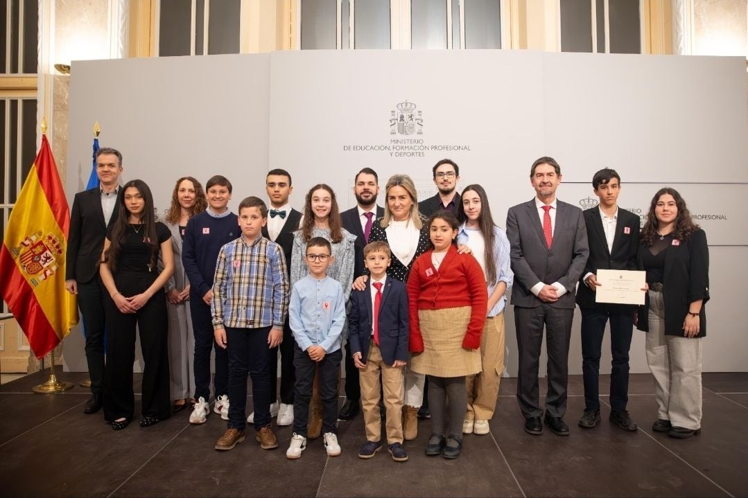 Foto de familia con los premiados, tras la recogida de los premios en el Ministerio de Educación, Javier Carmona Vergillos en primera fila, primero a la izquierda, con camisa de cuadros