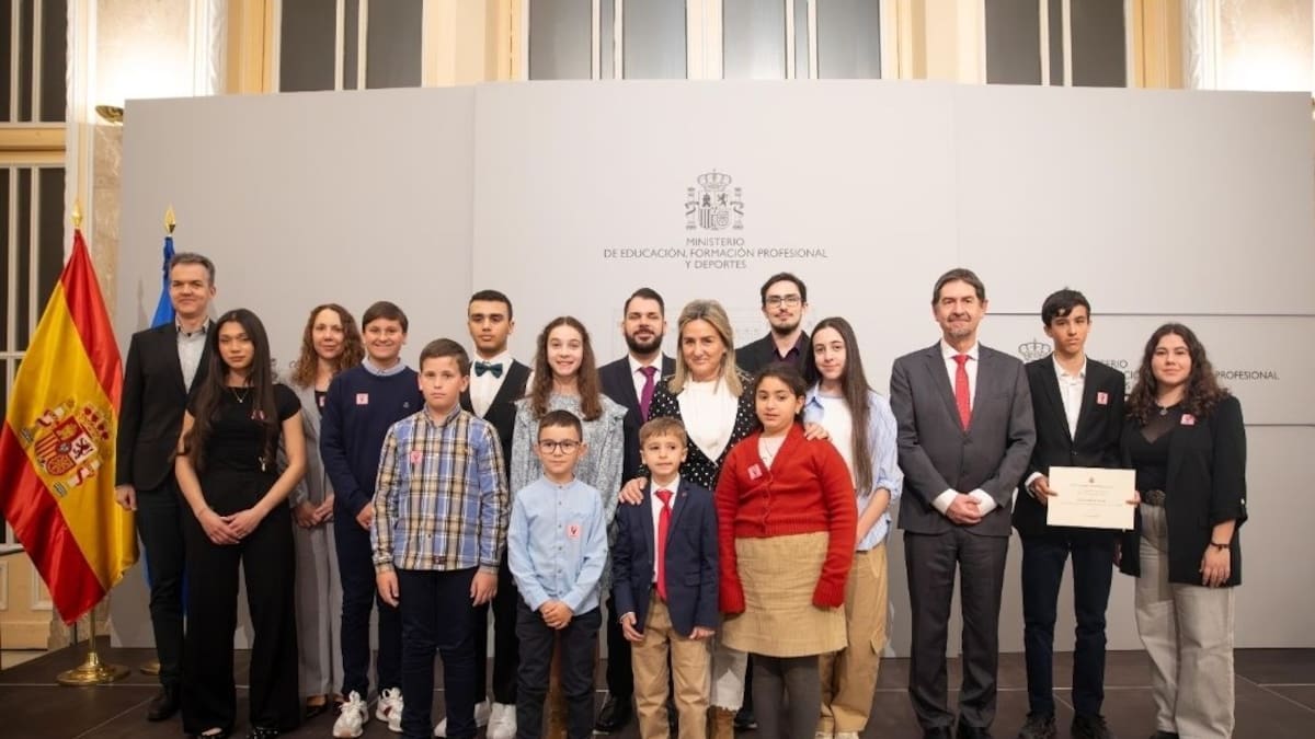 El alumno del C.E.I.Pr. 'General Fresneda' de Jódar, Javier Carmona Vergillos, recoge el premio del concurso nacional 'Una Constitución para todos', convocado por el Ministerio de Educación del Gobierno de España