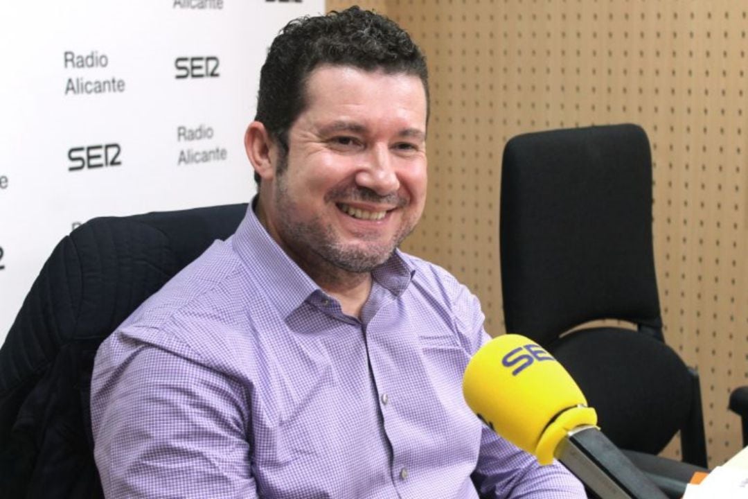 El senador Emilio Argüeso, en los estudios de Radio Alicante