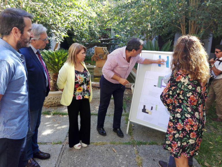 Juan Luis Belizón, delegado del gobierno andaluz visita las obras en la Escuela de Arte de Jerez