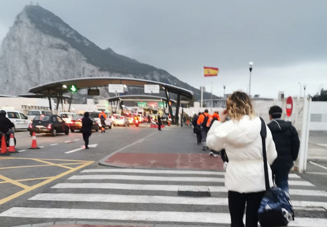 Colas para entrar a pie en Gibraltar.