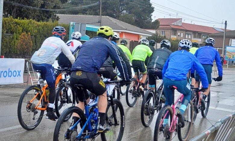 Treinta ciclistas desafían la lluvia en la X Ruta del Pavo
