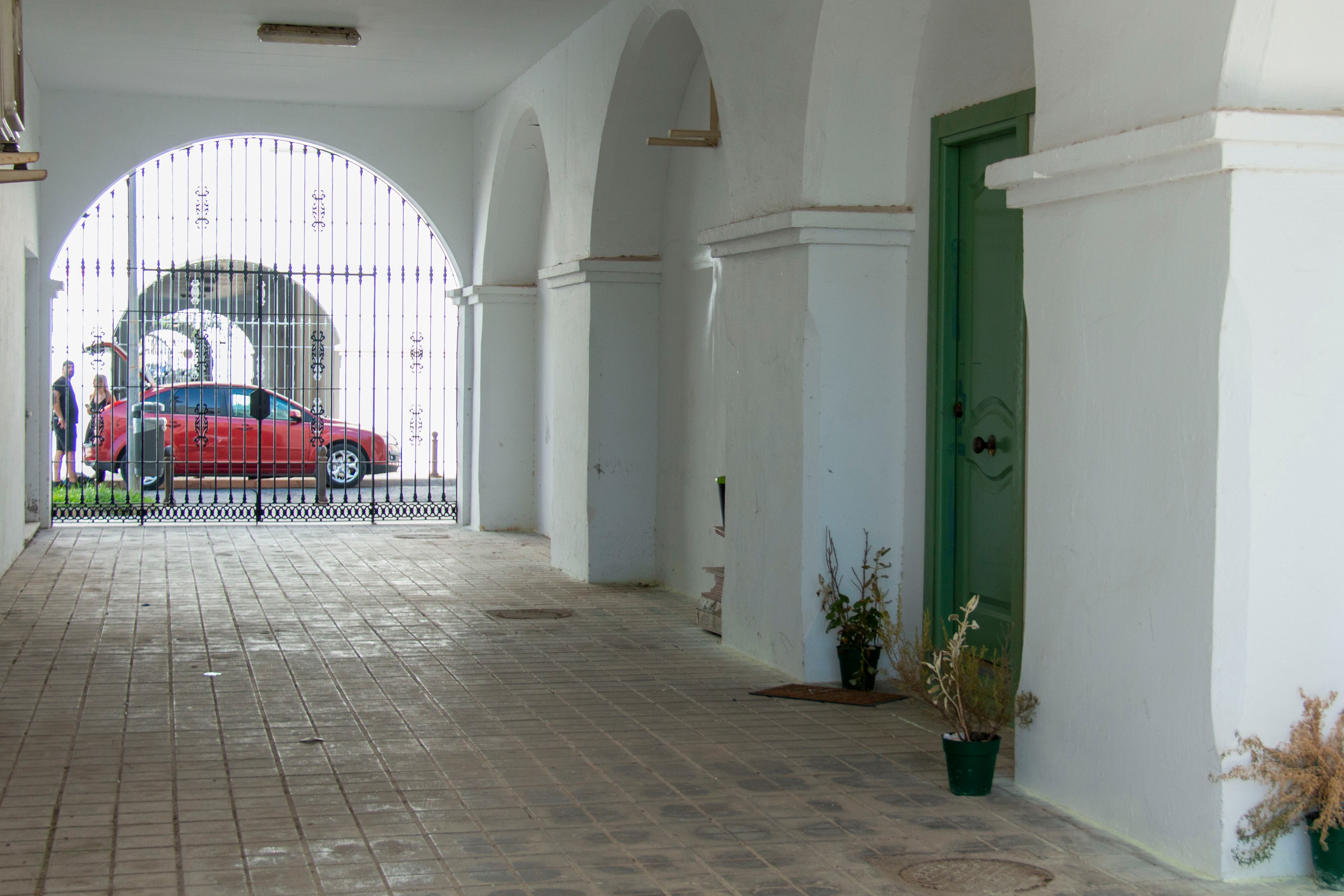 MOTRIL (GRANADA), 28/08/2025.- La Policía Nacional continúa investigando las causas de la muerte de una mujer de 54 años que fue trasladada inconsciente desde la localidad granadina de Motril al Hospital Virgen de las Nieves de Granada, a consecuencia posiblemente de un golpe en la cabeza. EFE/ Alba Feixas
