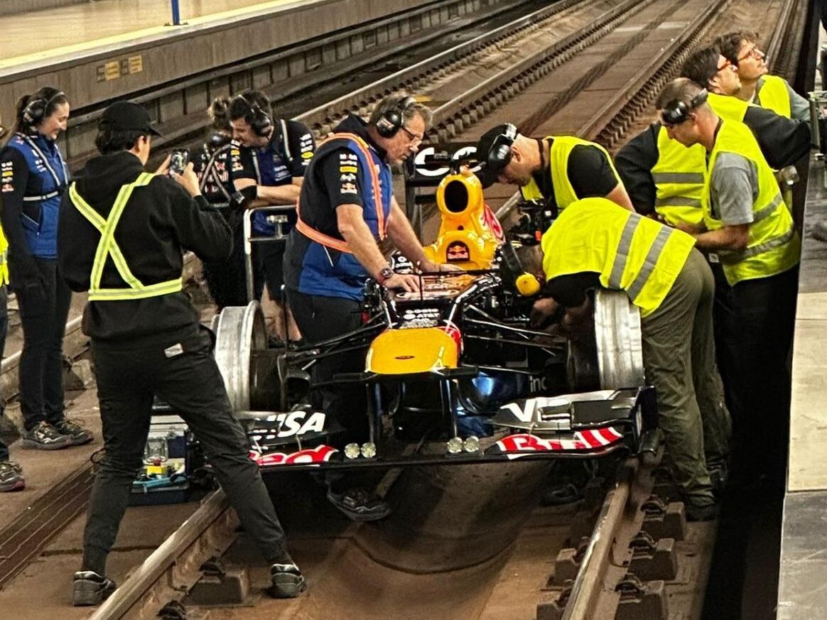Un monoplaza de Red Bull en la vías del metro