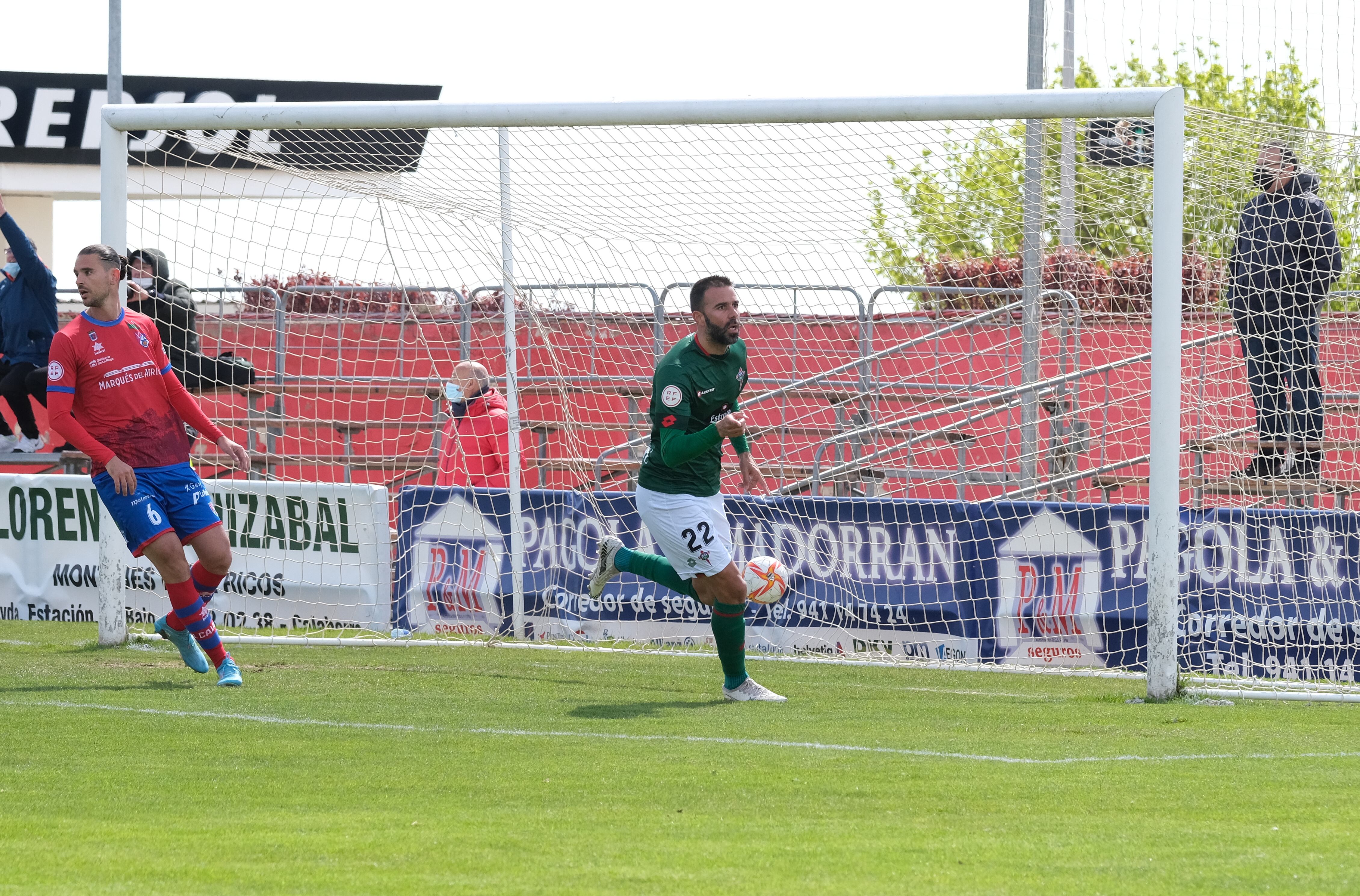 Joselu, tras marcar su gol en el Racing-Calahorra de La Planilla, con el que se erige en máximo realizador histórico del equipo con 110 dianas