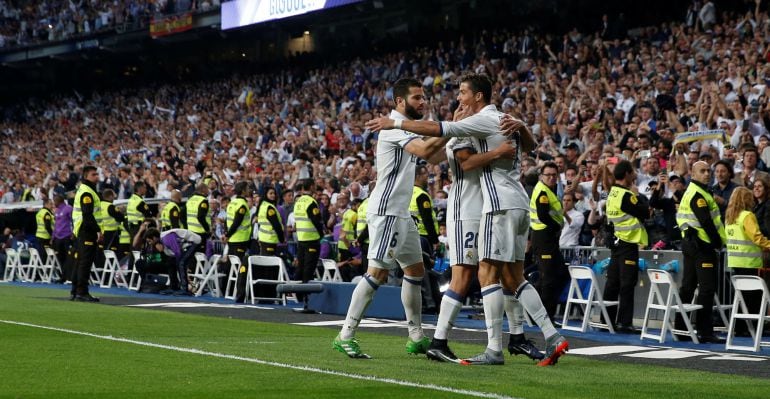 Los jugadores del Madrid celebran un gol en el Bernabéu