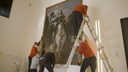 Varios operarios colocan la obra &#039;Duque de Medinaceli&#039; en las paredes de San Marcos