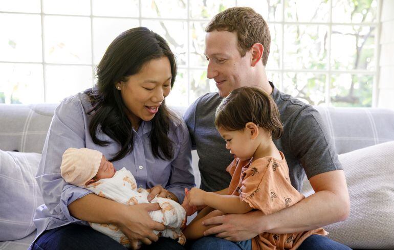 Los Zuckerberg-Chan presenta a August, el nuevo miembro de la familia. 