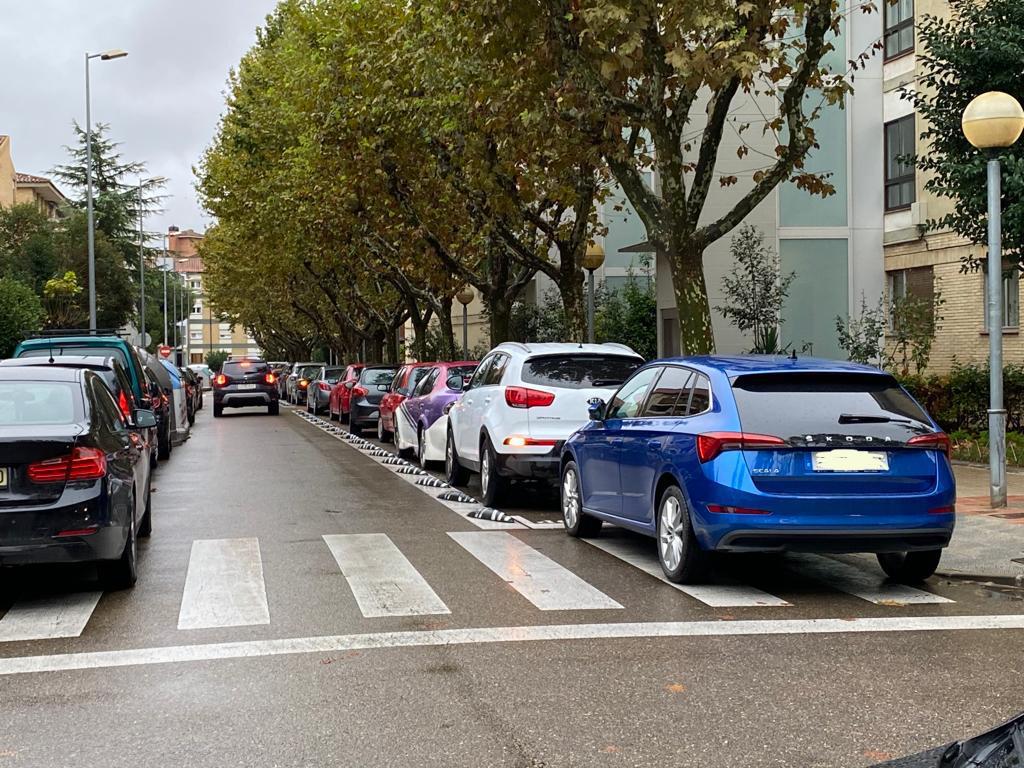 Aspecto que presentaba la calle San Ciprián, con todo el carril bici ocupado