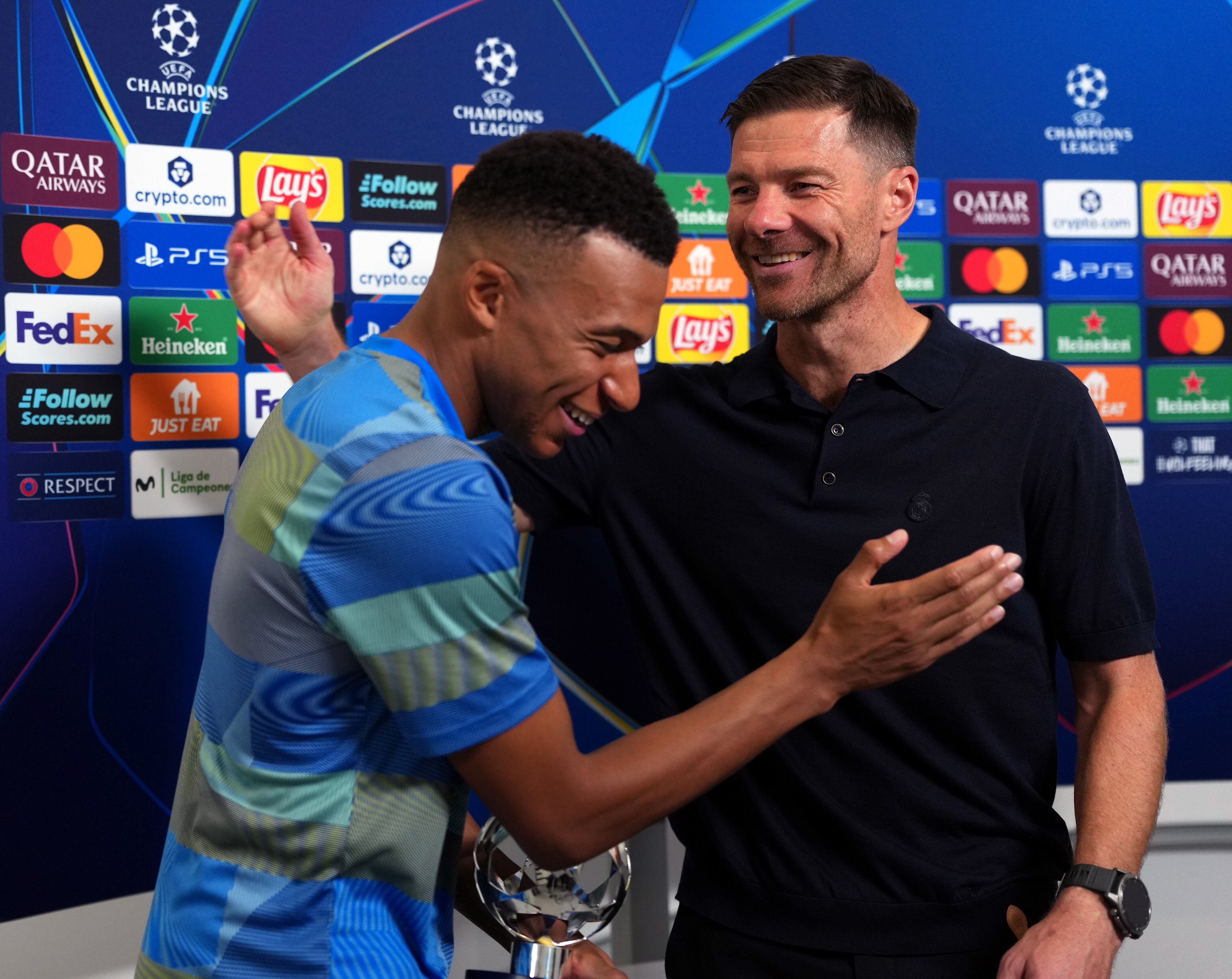 Xabi Alonso y Kylian Mbappé, tras el Real Madrid-Olympique de Marsella.