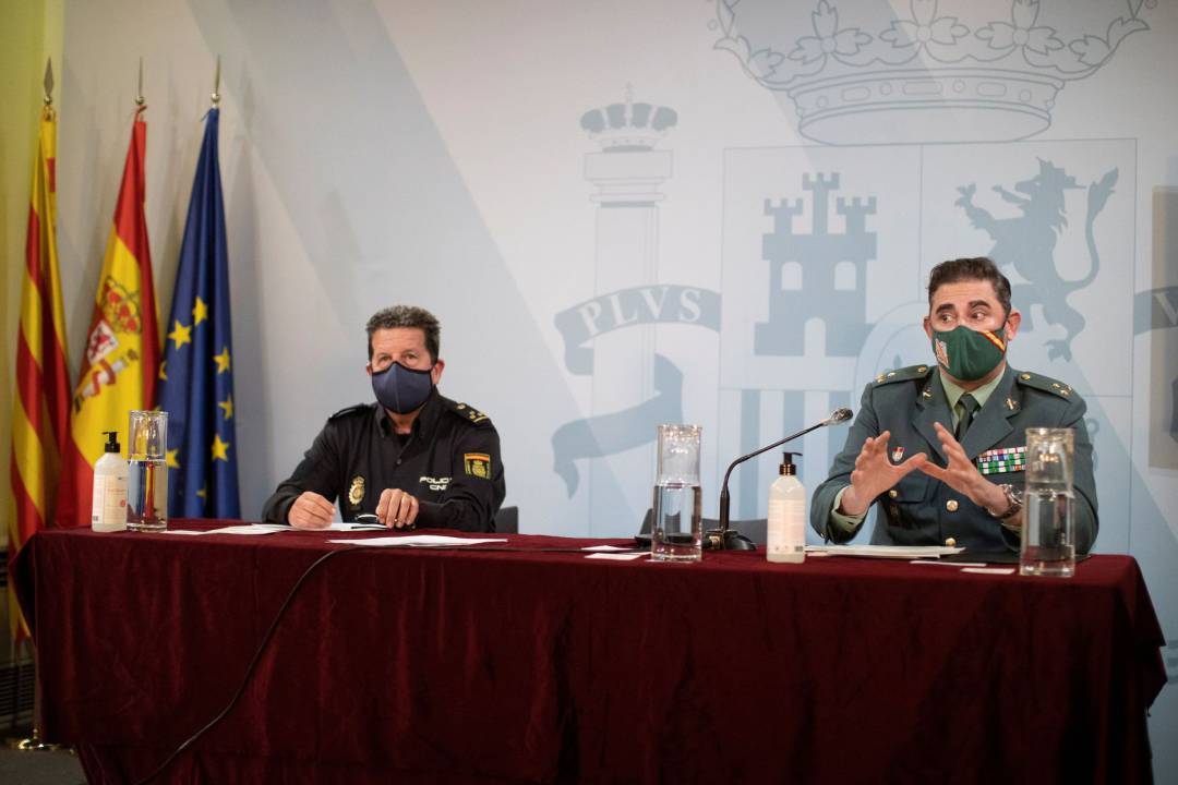 El capitán jefe de la unidad orgánica de policía judicial de la comandancia de la Guardia Civil de Barcelona (d) junto al inspector jefe del grupo primero de la sección de estupefacientes de la Policía Nacional de Barcelona (i) durante la rueda de prensa