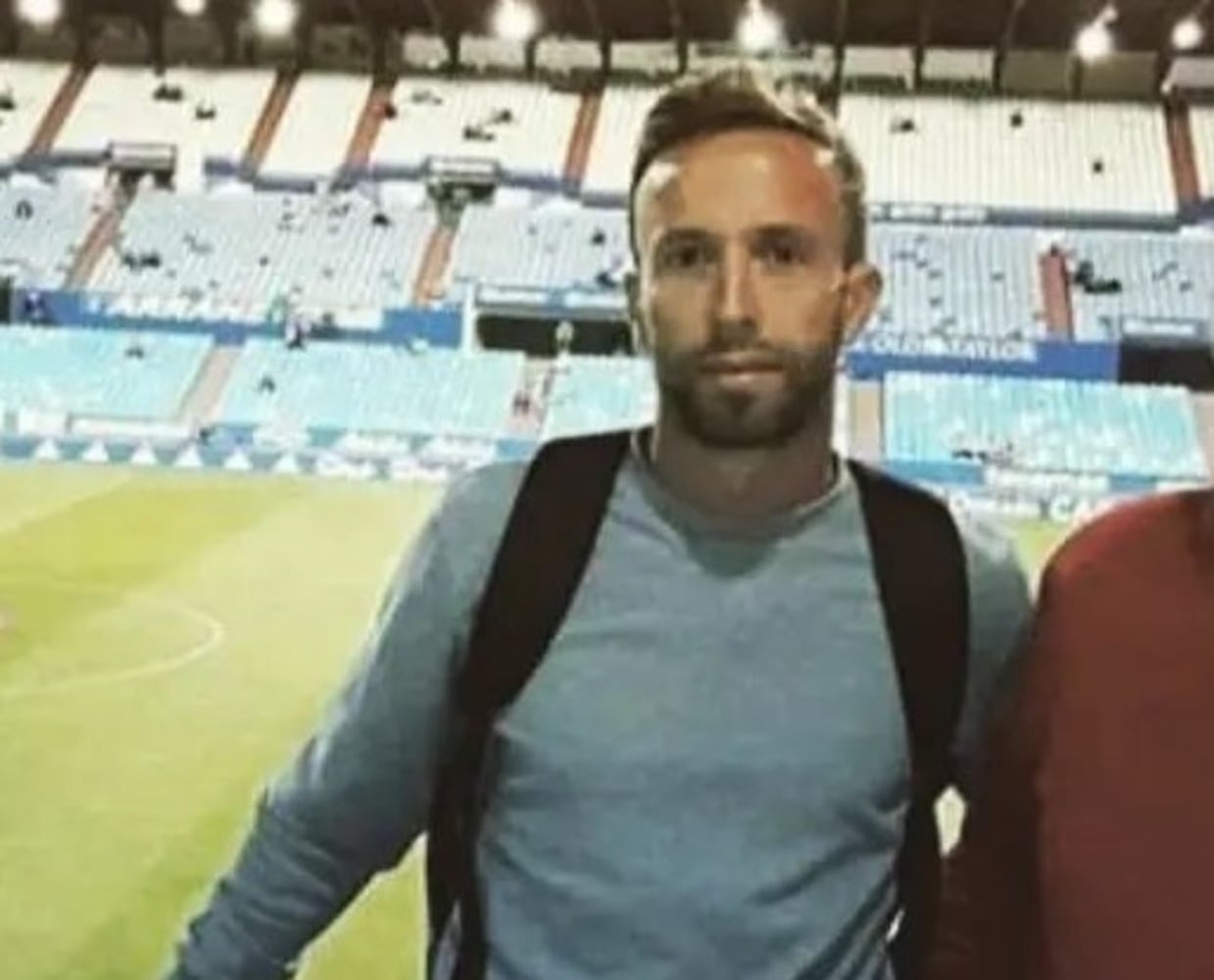 Santi Olmo posa para una foto en el estadio Heliodoro Rodríguez López de Tenerife / Instagram