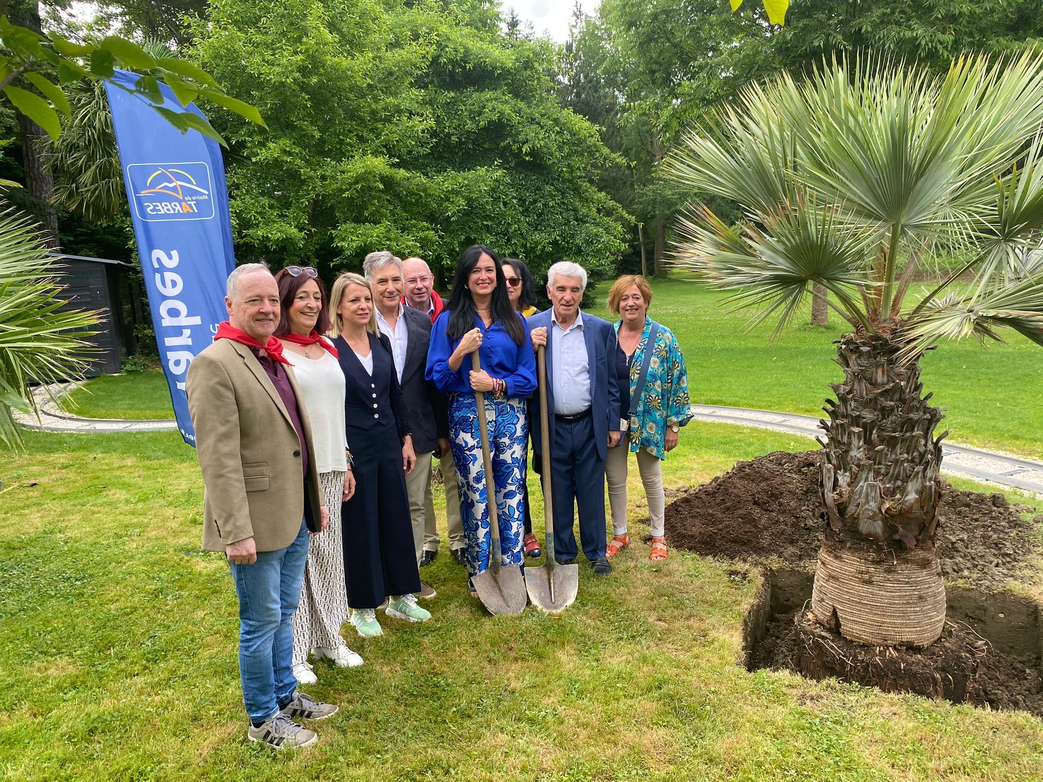 Momento de la plantación del árbol conmemorativo del 60 aniversario del hermanamiento entre Huesca y Tarbes