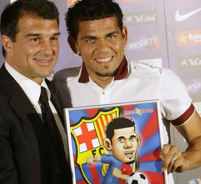 Alves con el presidente Laporta.